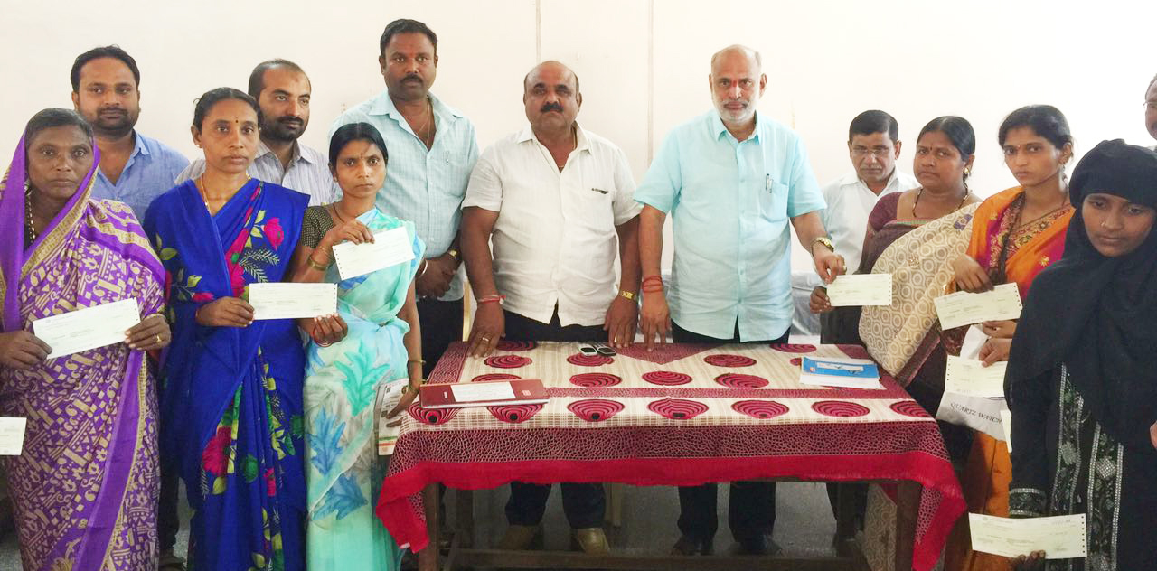 ಮುಂಡಗೋಡ: ಫಲಾನುಭವಿಗಳಿಗೆ ಶಾಸಕರಿಂದ ಚೆಕ್ ವಿತರಣೆ